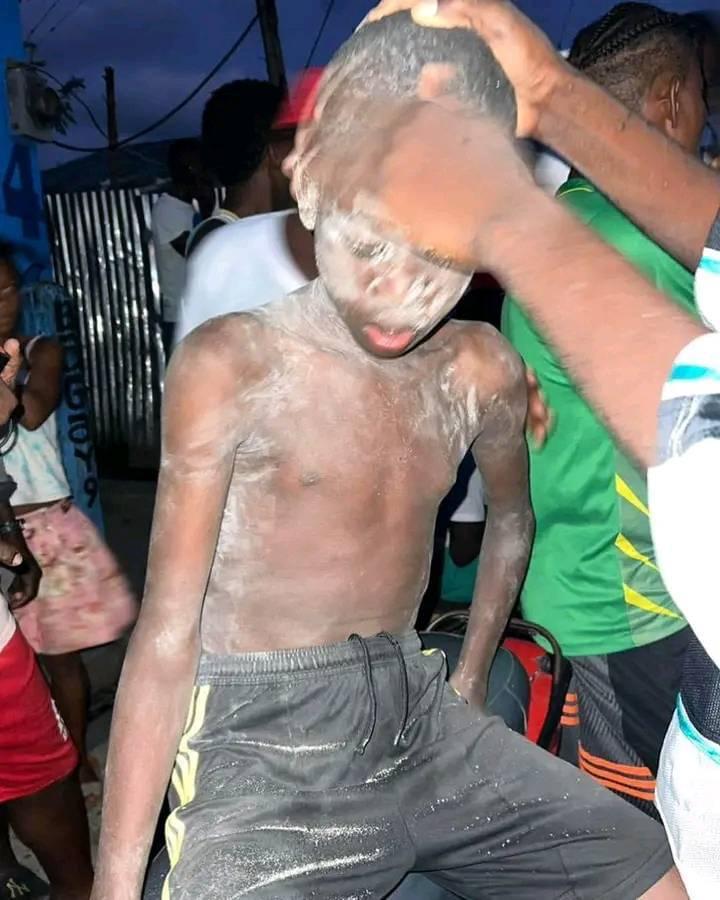 5Enfant blesse sorti des decombres.jpg